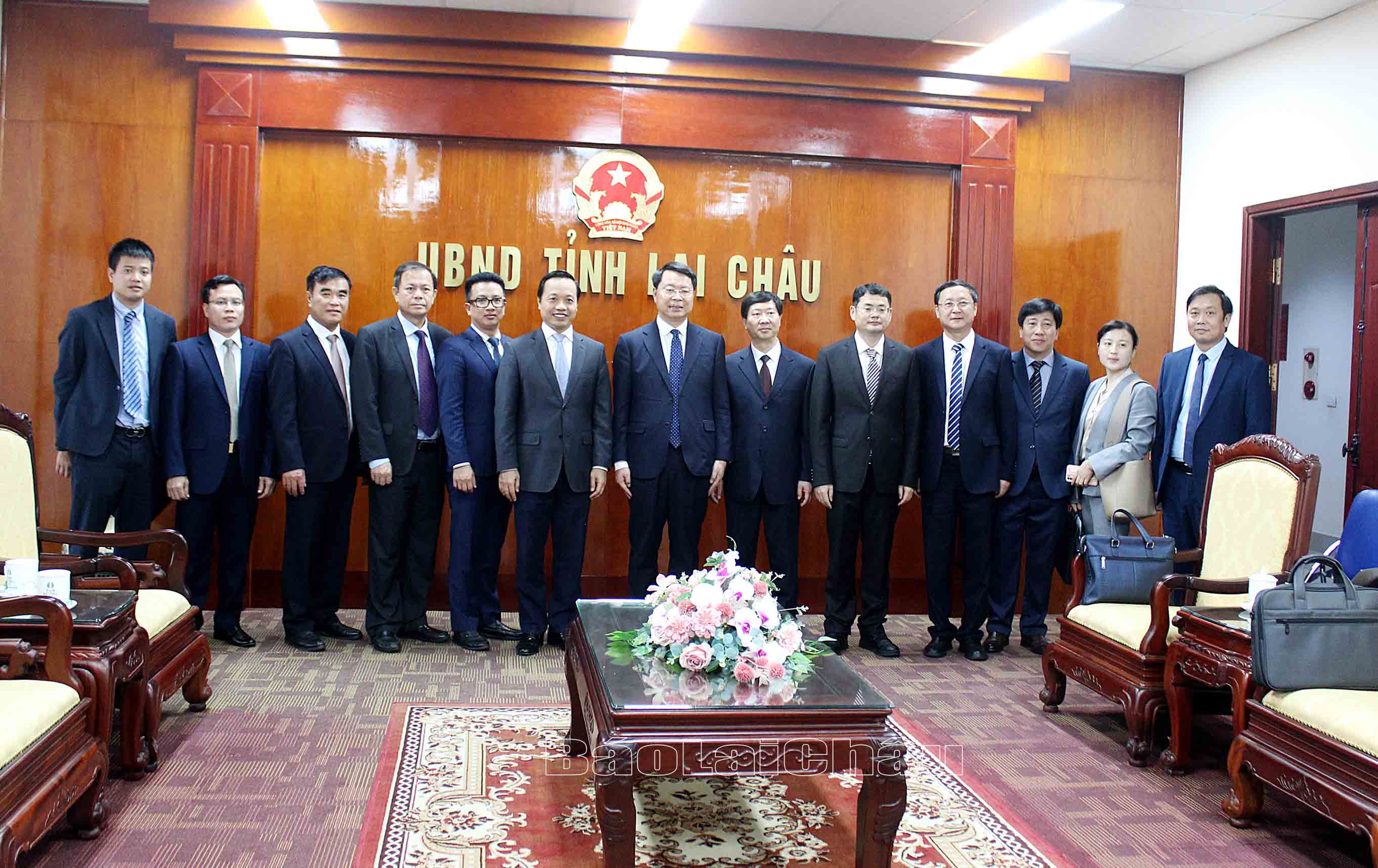Đoàn đại biểu Châu Hồng Hà chụp ảnh với đại diện lãnh đạo UBND tỉnh và huyện Phong Thổ.